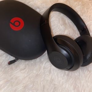 Beats Solo 3 Wireless Over-Ear Headphones